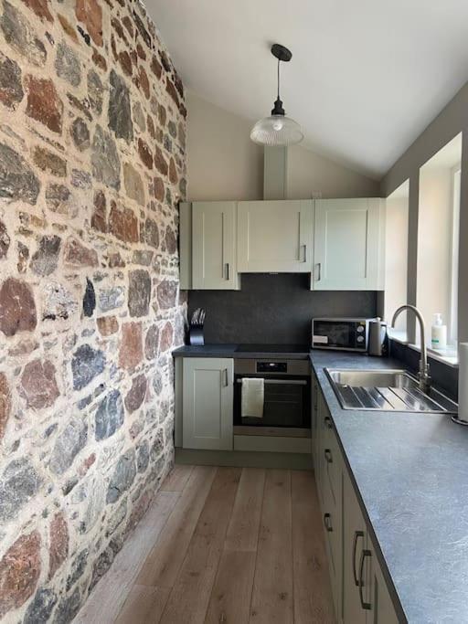 Signalman'S Cottage In Clachnaharry South Kessock Exteriör bild
